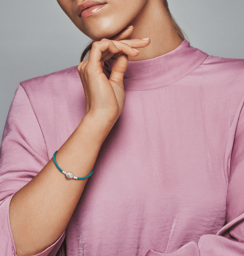 Brazalete Pandora Moments En Cuero Trenzado Turquesa Con Cierre De Concha