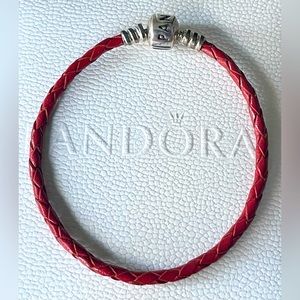 Brazalete de Cuero Trenzado Rojo con Broche